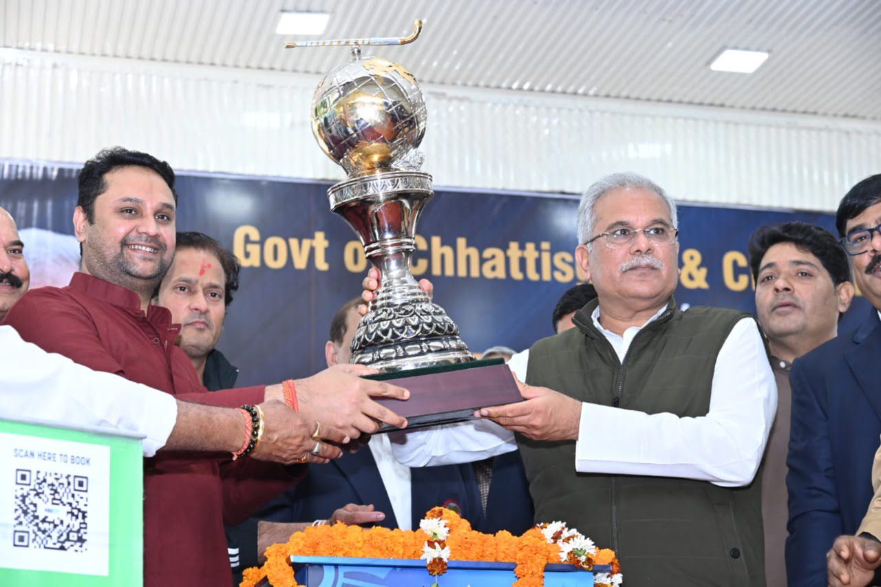 रायपुर : चक दे इंडिया के नारे के साथ मुख्यमंत्री श्री भूपेश बघेल ने उठाई हाकी विश्वकप की ट्राफी