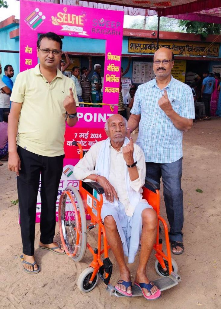 रायगढ़ लोकसभा 2024: मतदान के लिए लाइन में लगे कलेक्टर और एसपी,100 साल की महिला ने दिया मतदान, कोई अस्पताल से पहुँचा, तो कोई पिता के दशकर्म से.. देखें तस्वीरें